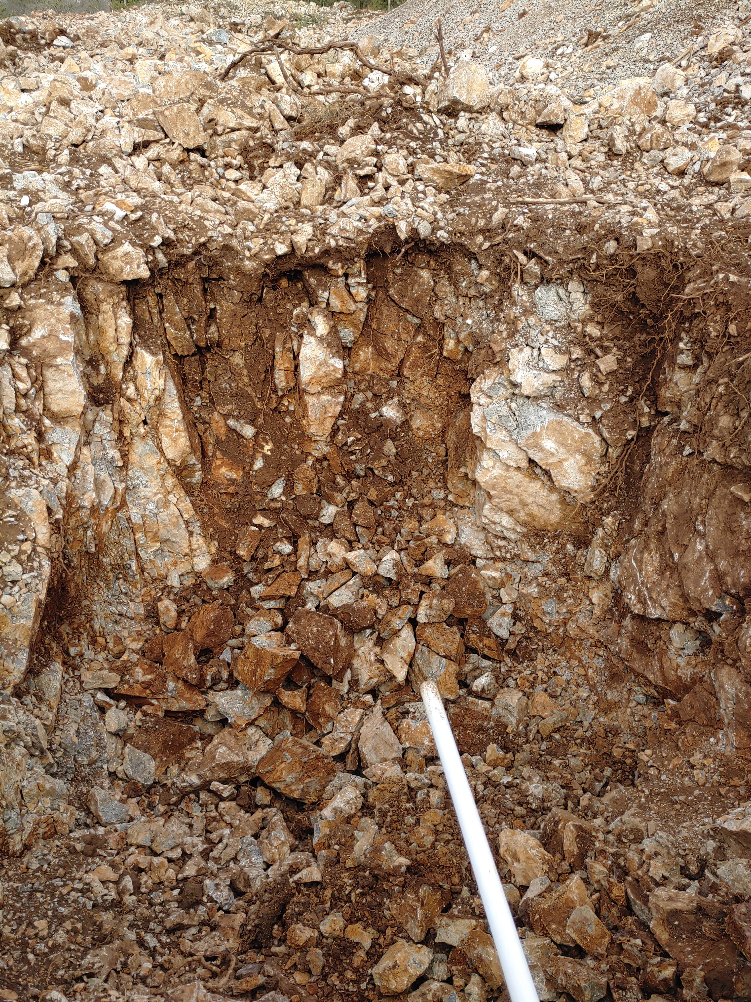 Kamnito površje in rdeča zemlja..