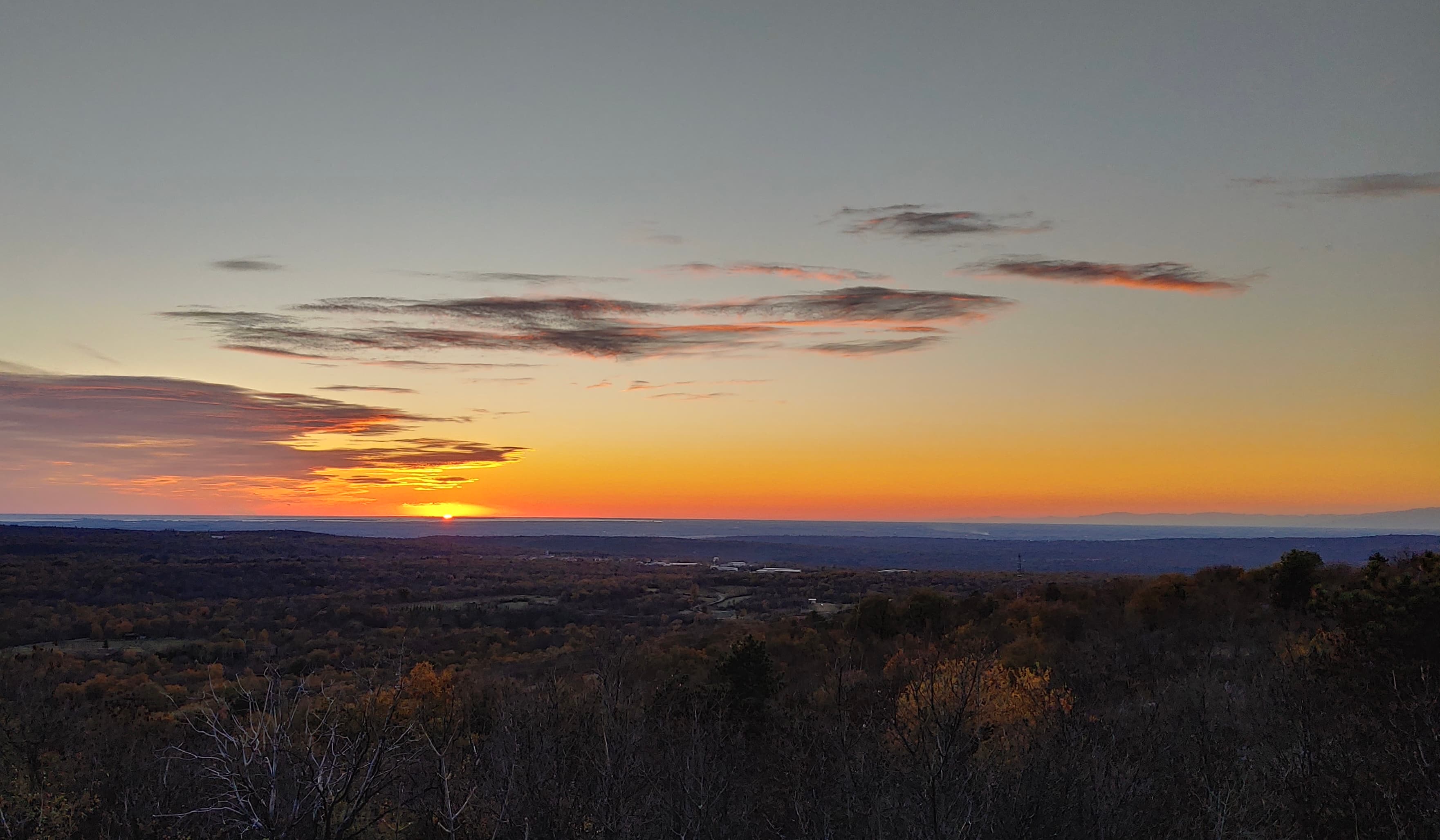 Sončni zahod točno nad Benetkami iz slovenskega Krasa